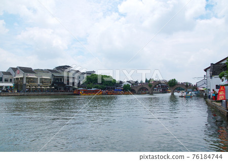 朱家角橋和遊船（中國 上海市） 76184744