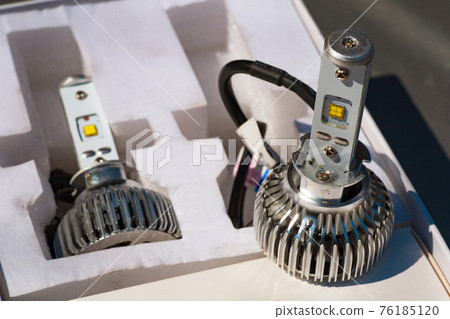 Light bulbs for car lamps. 76185120