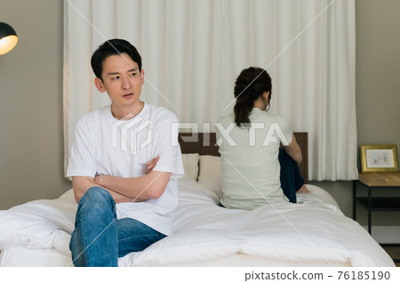 A fighting couple 76185190