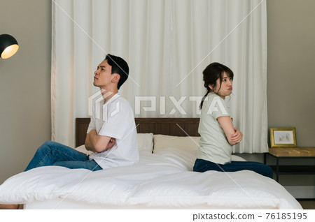 A fighting couple 76185195