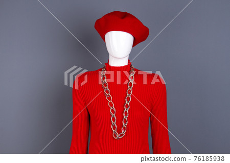 Red sweater, beret and chain. 76185938