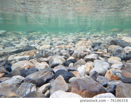 三重縣尾羽市銚子川的透明度和水下、水面、河床石、河床的外觀 三重縣尾羽市銚子川的透明度和水下、水面、河床石、河床的外觀 76186358