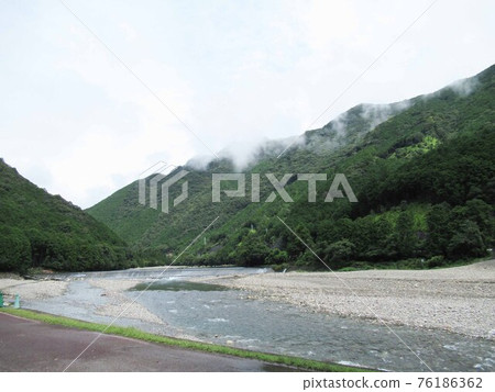 三重縣尾羽市銚子川及其周圍群山的景色 三重縣尾羽市銚子川及其周圍群山的景色 76186362