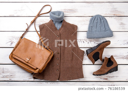 Brown female winter look with handbag. 76186539