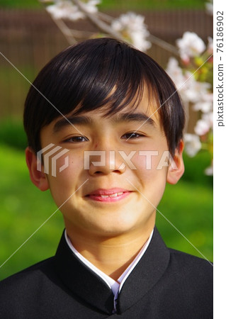 Entrance ceremony, students in uniform, cherry blossom season, graduation ceremony 76186902