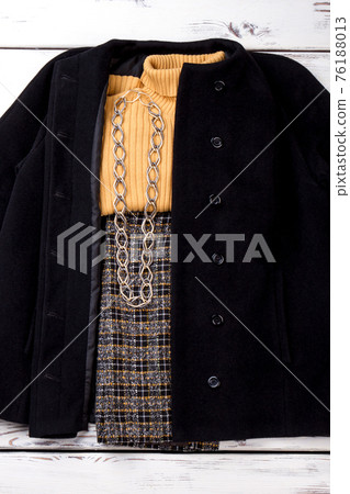 Folded winter outfit with chain necklace. 76188013