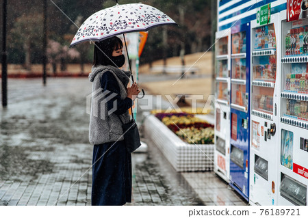 打著傘雨的女人 76189721