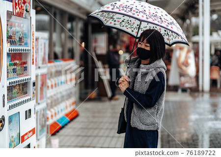 打著傘雨的女人 76189722