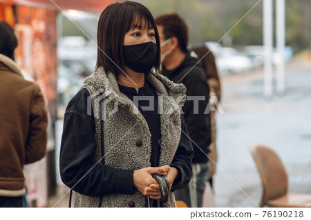 Women choosing souvenirs Japanese women in their 30s 76190218