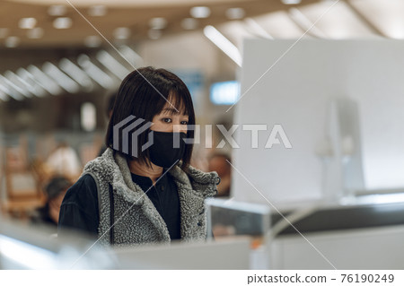 Women choosing souvenirs Japanese women in their 30s 76190249
