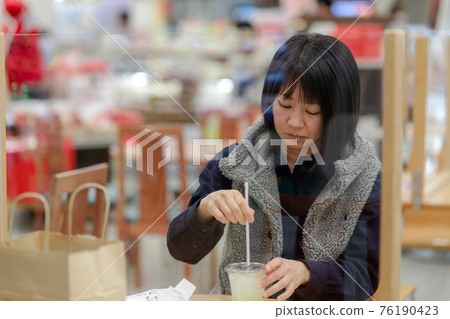 Japanese woman in her 30s break image 76190423