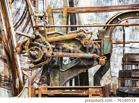 Rusted old printing press 76190559