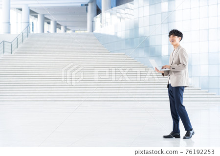 年輕的商人在辦公室 年輕的商人在辦公室 76192253