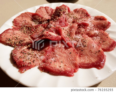 Thick sliced beef tongue at a yakiniku restaurant 76193293