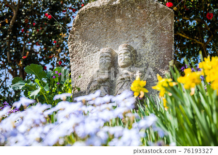 鮮花和石頭雕像 鮮花和石頭雕像 76193327