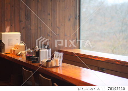 Bar counter where you can enjoy coffee while enjoying the outside scenery 76193610