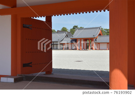 京都御所,從京都市西走廊門口俯瞰月華門 京都御所,從京都市西走廊門口俯瞰月華門 76193902