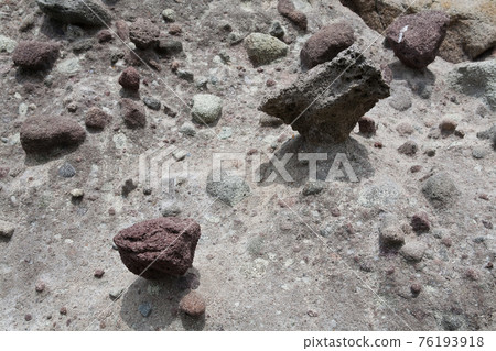石頭從風化的岩石中冒出來 76193918