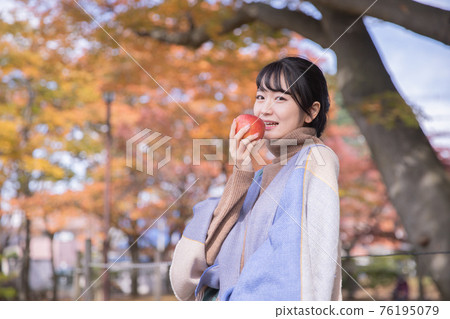 在秋季公園吃蘋果的女人 在秋季公園吃蘋果的女人 76195079