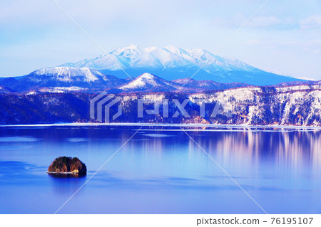 有殘雪的摩週湖、神木樹島和北海道斜里山 76195107