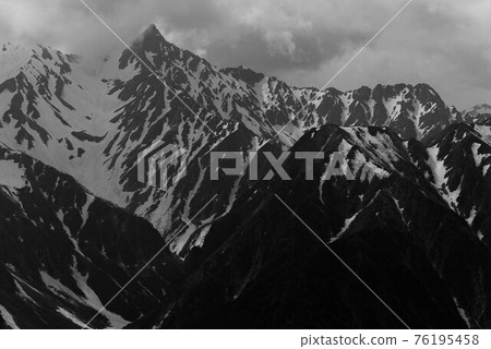 從長岳眺望矢里澤和八里岳（黑白版） 76195458