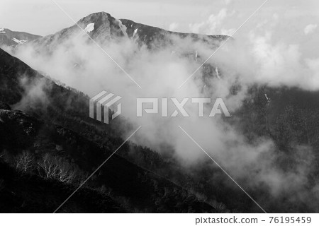 從長嶽山玩雲（黑白版） 76195459