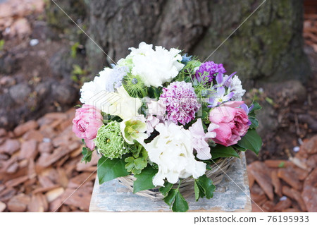 Round arrangement of various spring flowers 76195933