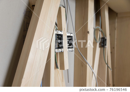 在建築中間的牆壁內部建築圖像房子 在建築中間的牆壁內部建築圖像房子 76196546