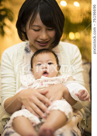 Parent and child holding Parent and child holding 76196696