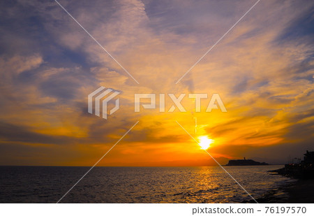 Sunset over the sea, sunset at Enoshima 76197570