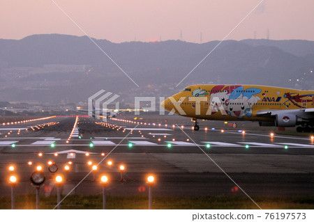 跑道盡頭的航空燈 76197573