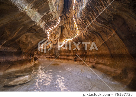 宏偉的地宮千佛鐘乳洞 76197723