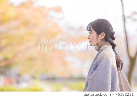 秋天公園裡的女人黃昏 秋天公園裡的女人黃昏 76198251
