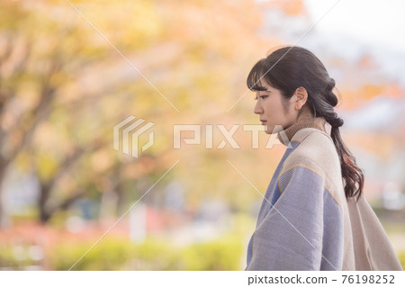 Woman twilight in autumn park Woman twilight in autumn park 76198252