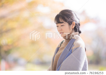 秋天公園裡的女人黃昏 秋天公園裡的女人黃昏 76198253