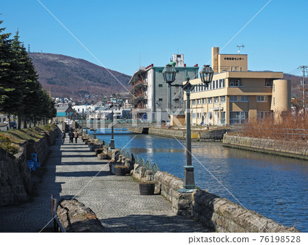 Otaru Canal Gas lamp and cobblestone walkway 76198528
