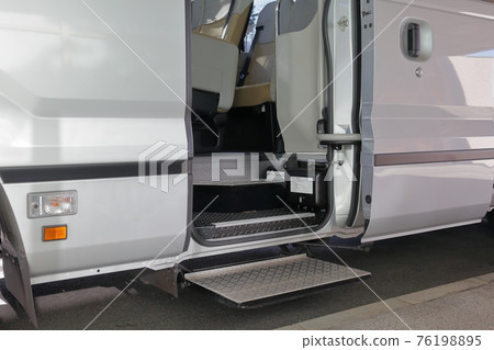 小巴入口/出口的圖像 76198895