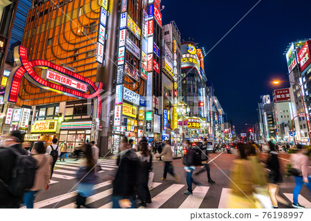 日本東京城市景觀取消後,許多人來到歌舞伎町。再次感染爆發。突變株的威脅...... = 4 月 3 日 日本東京城市景觀取消後,許多人來到歌舞伎町。再次感染爆發。突變株的威脅...... = 4 月 3 日 76198997