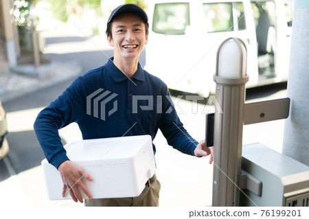 工作人員送包裹 76199201