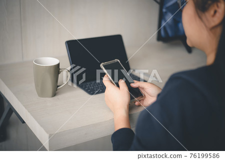 Startup business owners use ideas to run their businesses. 76199586