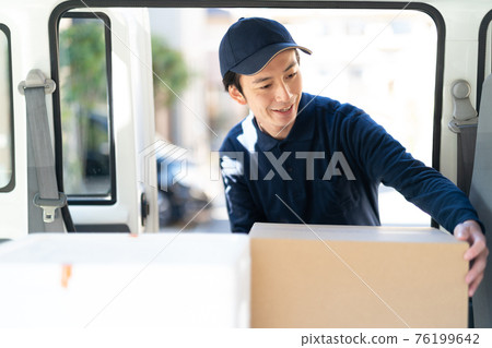 工作人員送包裹 76199642