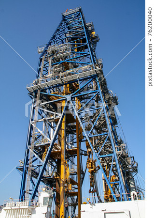 Huge derrick of deep-sea exploration vessel (Shimizu Port, Shizuoka) 76200040