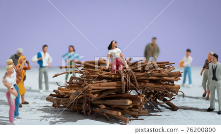 Modern witch hunting (slandering and slander) that blames one person, attacks one person in a group to clear the social situation 76200800