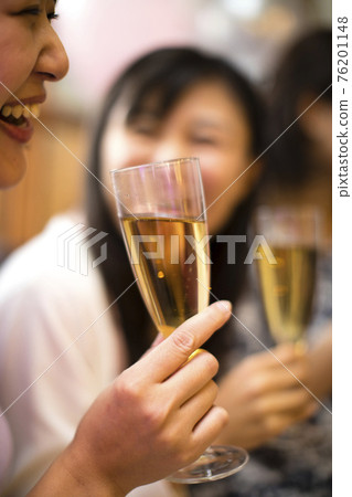 Mom party lunch 76201148