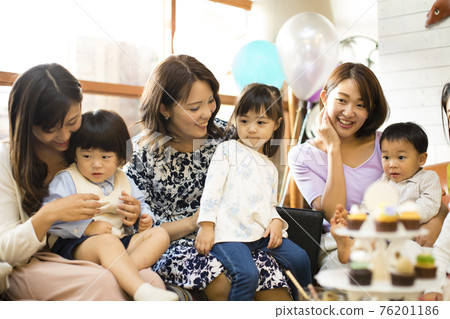 Mommy friend lunch 76201186