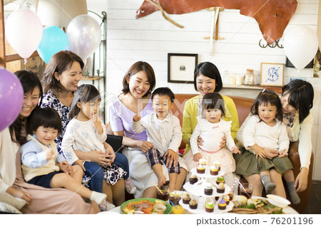 Mommy friend lunch 76201196