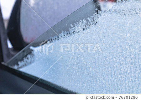 寒冷的早晨，汽車擋風玻璃上結霜 76201280