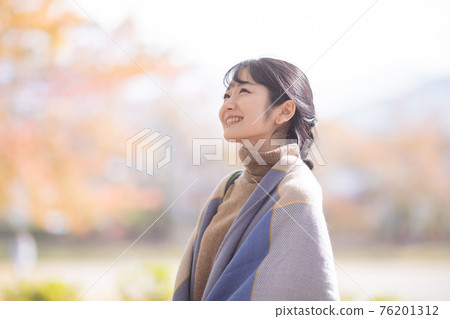 一個感受秋冬的女人 76201312