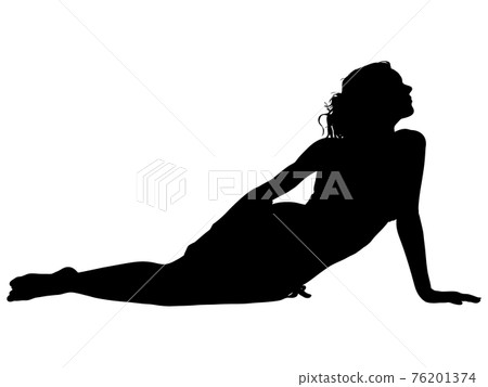 在側身坐在泳裝的女性剪影 在側身坐在泳裝的女性剪影 76201374