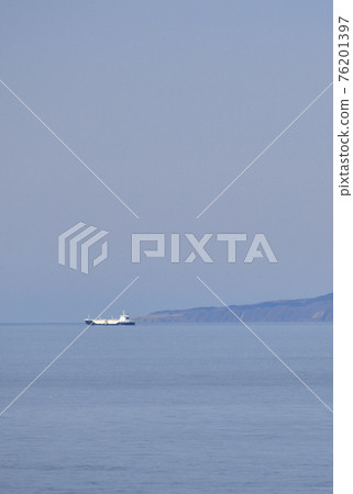 拍攝了春天從北海道瀨田町大成的奧尻島出海的貨船風景 76201397